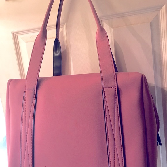 Stylus Water Fall Mid Tote - Picture 2 of 4